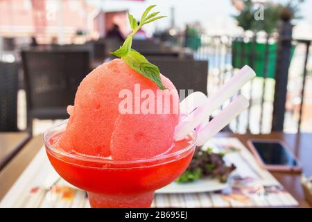 Wassermelonengetränk aus Glas im Stadtcafé oder Restaurant Stockfoto