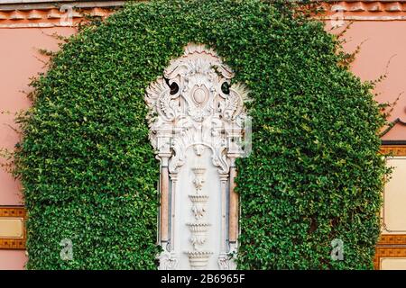 Weiße Marmorskulptur umgeben von Grün auf dem Sultan-Ahmet-Platz Stockfoto