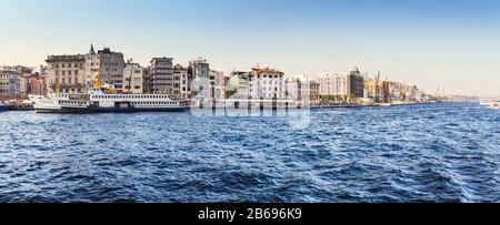 11. SEPTEMBER 2017, TÜRKEI, ISTANBUL: Panoramablick auf Istanbul mit Gebäuden und Passagierschiff Stockfoto