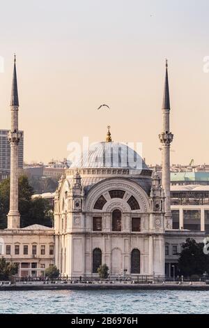 Blick auf die Dolmabahce-Moschee von der meerenge des bosporus Stockfoto