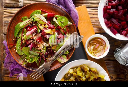 Salat mit Rübennüssen und Aromaöl Stockfoto