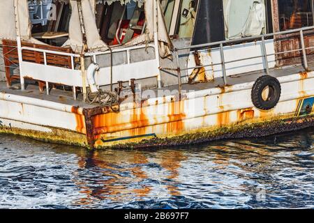 Verrosttes verlassenes Fährschiff am Seehafen Stockfoto