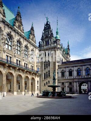 Hamburg, Rathaus, 1884-1897 unter Leitung von Martin Haller, Ehrenhof mit Hygiene-Brunnen von Joseph von Kramer zum Andenken an die Cholera-Epi Stockfoto