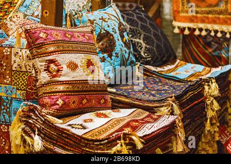 Viele farbenfrohe Teppiche und Teppiche stehen im Laden in der Istanbul Street zum Verkauf Stockfoto