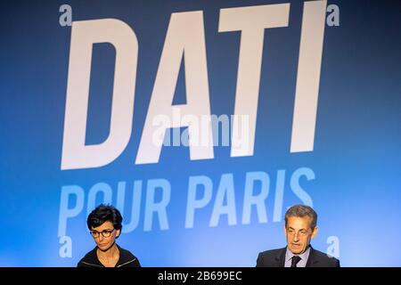 Paris, Frankreich. März 2020. Der ehemalige französische präsident Nicolas Sarkozy (R) spricht als Rachida Dati, der Parteikandidat von Les Republicains (LR) für die bevorstehende Bürgermeisterwahl in Paris 2020, während einer politischen Kundgebung in Paris, Frankreich, am 9. März 2020. Kredit: Aurelien Morissard/Xinhua/Alamy Live News Stockfoto