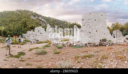 Panoramablick auf die antike griechische Stadt Olympos in der Nähe des Dorfes Cirali oder Chirali im Bezirk Antalya, Türkei Stockfoto