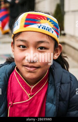 London Großbritannien 10. März 2020 Tibeter protestieren gegenüber der chinesischen Botschaft in London und fordern den chinesischen präsidenten Xi Jinping auf, mit dem Dalai Lama zu sprechen, um die Besetzung Tibets zu beenden. Heute jährt sich der 61. Jahrestag seit dem 10. März 1959, als China in Tibet einmarschierte. Paul Quezada-Neiman/Alamy Live News Stockfoto