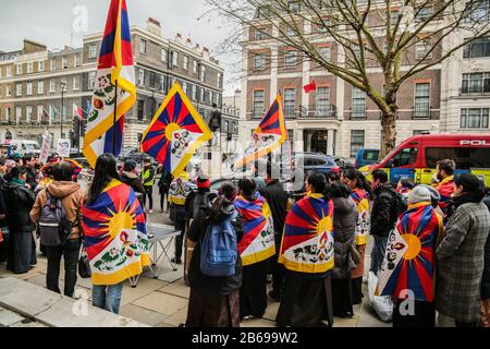 London Großbritannien 10. März 2020 Tibeter protestieren gegenüber der chinesischen Botschaft in London und fordern den chinesischen präsidenten Xi Jinping auf, mit dem Dalai Lama zu sprechen, um die Besetzung Tibets zu beenden. Heute jährt sich der 61. Jahrestag seit dem 10. März 1959, als China in Tibet einmarschierte. Paul Quezada-Neiman/Alamy Live News Stockfoto