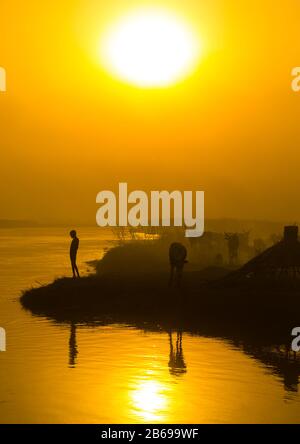 Stammkind der Mundari am Nilufer bei Sonnenuntergang, Central Equatoria, Terekeka, Südsudan Stockfoto