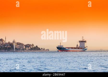 Leeres Container-Frachtschiff im Istanbul Bosporus Hafen bei Sonnenuntergang Stockfoto