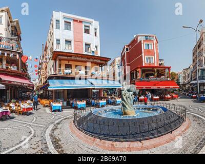 Istanbul, TÜRKEI - 11. SEPTEMBER 2017: Platz mit vielen Restaurants und Springbrunnen im Viertel Kumkapi in Istanbul Stockfoto