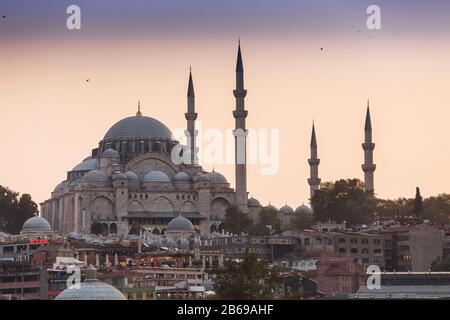 11. SEPTEMBER 2017, TÜRKEI, ISTANBUL: Silhouette der Moschee mit Minaretten bei Sonnenuntergang in Istanbul Stockfoto