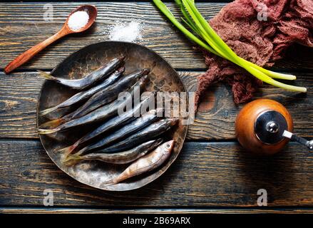 Zubereitung roher roher roher roher Fische, roher roher roher Fisch auf Platte Stockfoto