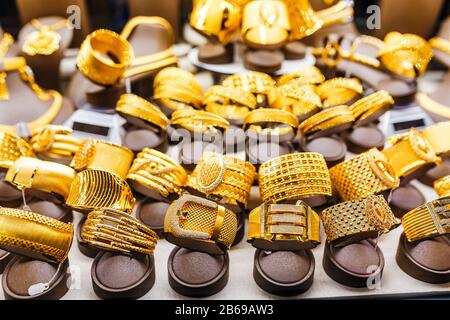 Goldenes Zubehör im Schaufenster eines Juwelierhauses Stockfoto