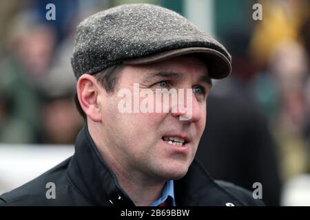 Trainer David Bridgwater am Tag eins des Cheltenham Festivals auf der Cheltenham Racecourse, Cheltenham. Stockfoto