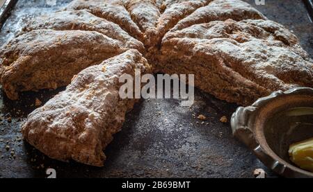 Hausgemachte irisches Sodabrot mit Butter Stockfoto