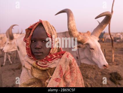 Porträt eines mundarischen Stammjungen in einem Viehlager, Central Equatoria, Terekeka, Südsudan Stockfoto