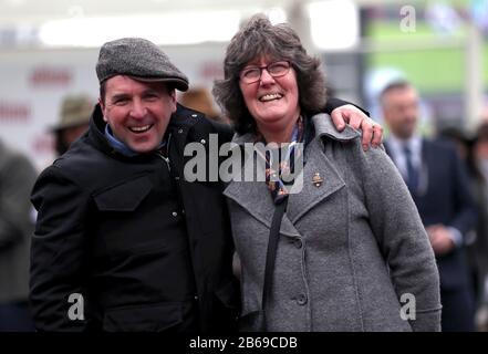 David Bridgwater, Trainer Der Conditional, feiert den Sieg in Ultima Handicap Chase am Tag eins des Cheltenham Festivals auf der Cheltenham Racecourse, Cheltenham. Stockfoto