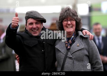 David Bridgwater, Trainer Der Conditional, feiert den Sieg in Ultima Handicap Chase am Tag eins des Cheltenham Festivals auf der Cheltenham Racecourse, Cheltenham. Stockfoto