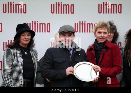 David Bridgwater, Trainer Der Conditional, feiert den Sieg in Ultima Handicap Chase am Tag eins des Cheltenham Festivals auf der Cheltenham Racecourse, Cheltenham. Stockfoto