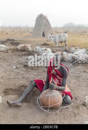 Mundari Stammmann mit einem Kalabash in einem Viehlager, Central Equatoria, Terekeka, Südsudan Stockfoto