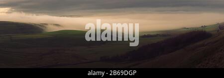 Atemberaubendes Wolkeninversionspanorama im Peak District National Park bei Sonnenaufgang Stockfoto
