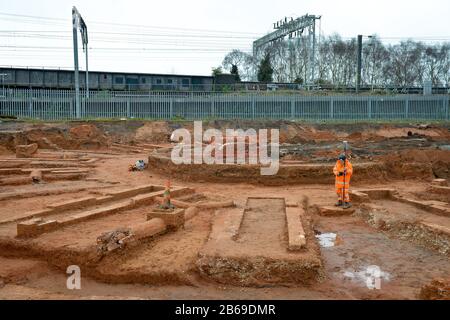 Archäologen arbeiten an der Stelle eines Rundhauses aus dem 19. Jahrhundert, das während der Ausgrabungsarbeiten für HS2 auf dem Gelände des ehemaligen Bahnhofs Birmingham Curzon Street, der im Jahr 1838 eröffnet wurde, ausgegraben wurde. Die Probegrabungen auf der Baustelle haben die Überreste des Rundhauses der Station einschließlich der Hinweise auf die zentrale Drehscheibe, die Außenwand und die radialen Inspektionsgruben enthüllt. Stockfoto