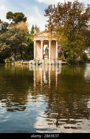 ROM Lakes Gardens - Der ionische Tempel von Aesculaplus auf einer Insel im See des Gartenparks der Villa Borghese in Rom Stockfoto