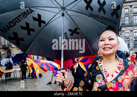 Amsterdam, Niederlande. März 2020. Amsterdam, Dam Square, 10-03-2020, vor 61 Jahren, wurden die Straßen von Lhasa mit Tibetern gefüllt, die friedlich gegen Chinas brutale Unterdrückung protestierten.Am 10. März erinnern wir an diesen nationalen Volksaufstand in Tibet weltweit. Credit: Pro Shots/Alamy Live News Stockfoto