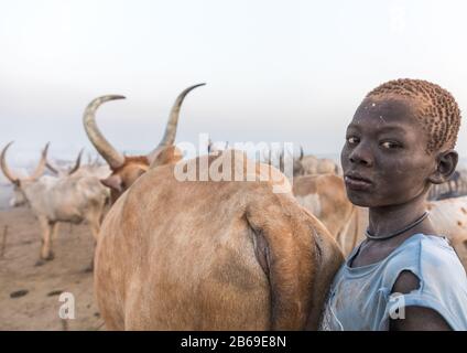 Porträt eines Mundai-Stammjungen, der mit Asche bedeckt ist, um Fliegen und Stechmücken in einem Viehlager, Central Equatoria, Terekeka, Südsudan abzuwehren Stockfoto