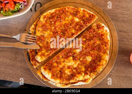 Lahmacun traditionelle türkische Küche mit Hackfleisch, auf dem Hintergrund des Café-Tisches Stockfoto