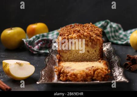 Hausgemachter Cupcake mit Haferbrei, Äpfeln und knusprigen Cornflakes Haferbrei auf einem Metalltablett auf dunklem Hintergrund Stockfoto