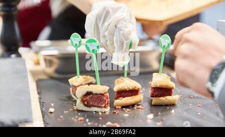 Köln, im Oktober 2019: Verkostung von über Fleisch Burger Patty auf der Anuga Messe Stockfoto