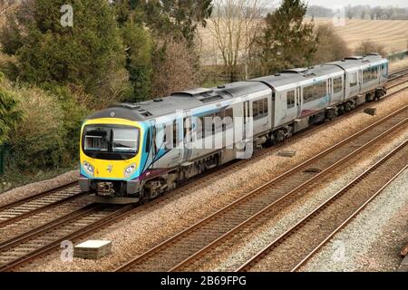 Transpennin Express Klasse 185 Diesel Vielfach-Stückzahl 185103 an der Kreuzung Colton, südlich von York, Großbritannien. Stockfoto