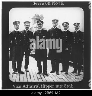 Projektion für alle - der Weltkrieg: Siegerleiche Führer Serie 60. Nr. 16. Vize-Admiral Hipper mit Stab. Franz Hipper (von 1863 bis 1932) war ein deutscher Marine-Offizier, zulietzter Admiral in der Kaiserlichen Marine im Ersten Weltkrieg. - die Firma "Projektion für alle" wurde 1905 von Max Skladanowsky (1861-1939) gegründet. Sie produzierte bis zum Jahre 1928 fast 100 Serien zu je 24 Glasdias im Format 8,3 x 8,3 cm im Sog. Bromsilber-Gelatin-Trockenplatten Verfahren. Die ersten Städte vor allem in den Bundesländern, Länder aber auch Märchen und Sagen, das alte Testament und der Erste Weltkrieg. Stockfoto