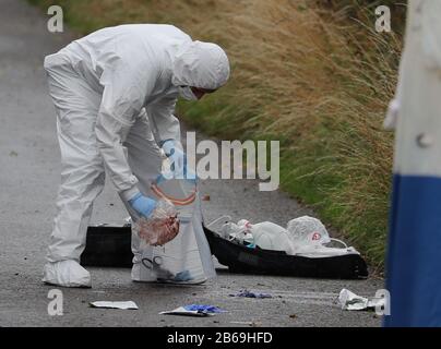 Aktenfoto vom 16/08/2019 eines Gerichtsmediziners am Tatort in der Ufton Lane, in der Nähe von Sulhamstead, Berkshire, wo Pc Andrew Harper starb. Henry Long, 18, aus Mortimer, Reading und zwei 17-Jährige, die aus rechtlichen Gründen nicht genannt werden können, stehen vor Gericht und leugnen alle, den Thames Valley Police Officer im August letzten Jahres zu ermorden. Stockfoto