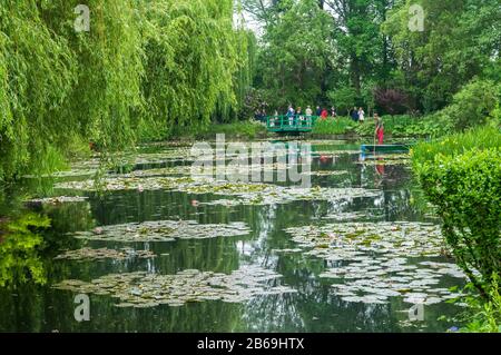 Claude Monets Haus und Garten in Giverny ist sowohl ein Kunstwerk des Malers als auch eine Inspiration für seine schönen Gemälde. Stockfoto