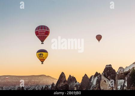 September 2017, GÖREME, KAPPADOKIEN, TÜRKEI: Die berühmte Touristenattraktion Kappadokiens - jeden Morgen Ballonflug Stockfoto