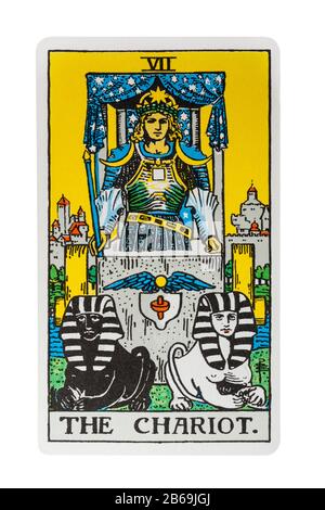 Die Chariot-Tarot-Karte der Rider Tarot Cards, die von Pamela Colman Smith unter Aufsicht von Arthur Edward Waite entworfen wurde, wurde auf weißem Hintergrund isoliert Stockfoto