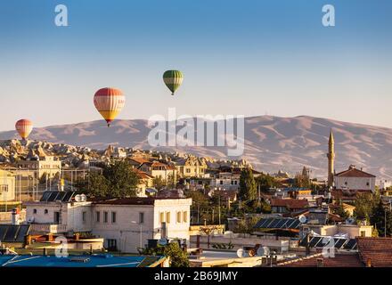 September 2017, GÖREME, KAPPADOKIEN, TÜRKEI: Viele Heißluftballons fliegen über die Stadt Göreme in Kappadokien, Panoramaaussicht Stockfoto