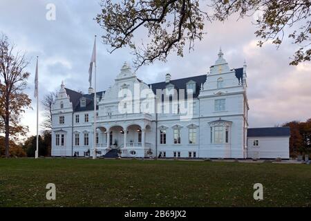 Kokkedal Castle Kopenhagen ein Burghotel in Kokkedal/Mikkelborg zwischen Kopenhagen und Elsinore, Dänemark, an einem Herbstabend. Stockfoto