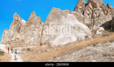Die multirassische Gruppe dreier Freunde reist in die märchenhafte Landschaft Kappadokiens Stockfoto