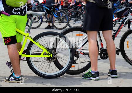 Auf dem Platz stehen Menschen auf Rädern an einem Sportfest-Bicycle-Day. Stadtsport, Dnipropetrowsk, Dnipro-Stadt, Ukraine Stockfoto