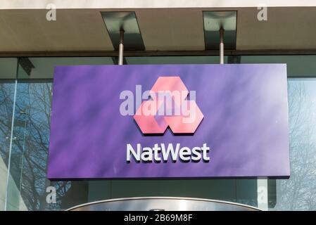 Großes violettes Schild über dem Eingang zur NatWest Branch in St Philip's Place im Stadtzentrum von Birmingham, Großbritannien Stockfoto