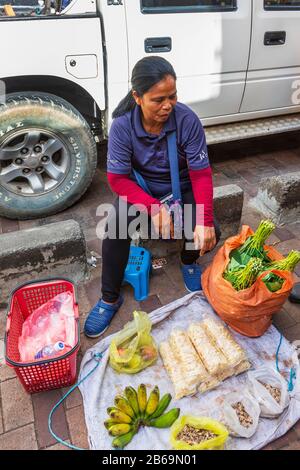 Frau, die auf der Straße frisches Obst und Gemüse im Stadtzentrum von Sandakan, Borneo, Malaysia, Asien verkauft Stockfoto