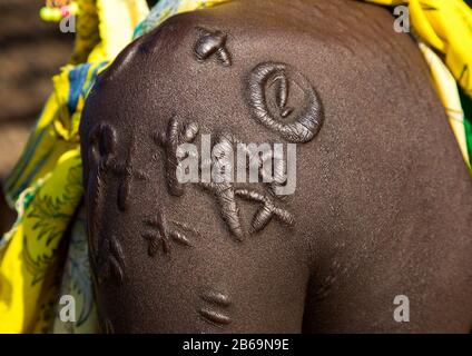 Larim-Stammfrau mit Schikane an der Schulter, Boya Mountains, Imatong, Südsudan Stockfoto