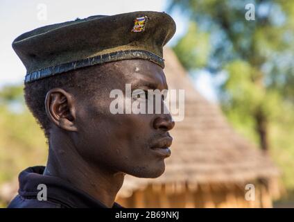 Larim Stammmann trägt einen Militärberet, Boya Mountains, Imatong, Südsudan Stockfoto