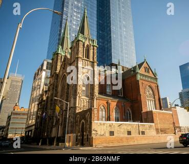 Sts. Cyril & Methodius & St. Raphael RCC mit Entwicklung dahinter, im hell's Kitchen Viertel in New York am Sonntag, 1. März 2020. (© Richard B. Levine) Stockfoto