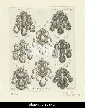 Acht Vorder- und Rückseiten der Bügel Livre des Ouvrages d'Orfevrerie (Serientitel) Fünf Anhänger mit Schmucksteinen und Perlen von vorne gesehen und drei auf der Rückseite. Blatt 3 aus Serie 8 Blätter mit Designs juwelen. Hersteller : Druckerhersteller Louis Cossin (denkmalgeschütztes Gebäude), entworfen von Gilles Légaré (denkmalgeschütztes Gebäude) Herausgeber: Gilles Légaréverlener von Privileg: Louis XVI (König von Frankreich) (Objekt angeben) Ort Herstellung: Druckmaschine: Frankreich (möglich) Gestaltung Paris (möglich) Herausgeber: Paris Datum: 1663 Material: Papiertechnik: Engra (Druckverfahren) Abmessungen: Kantenplatte: H 153 mm × W Stockfoto