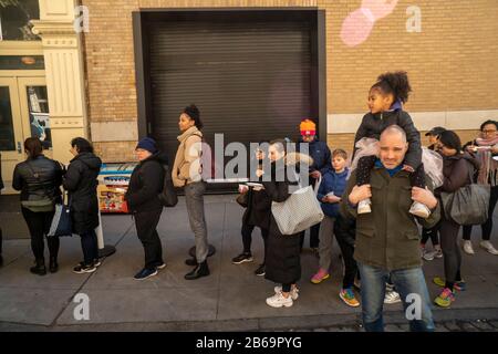 Besucher online im Warby Parker Brillenglasgeschäft in Soho in New York am Samstag, 7. März 2020, feiern mit einer Branding-Veranstaltung das zehnjährige Jubiläum des optischen Geschäfts. Der Brillenkaufmann tritt in die Fußstapfen anderer E-Commerce-Unternehmen, um zu finden, dass sie eine physische Präsenz benötigen, um Kunden zu bedienen und anzuziehen. (© Richard B. Levine) Stockfoto